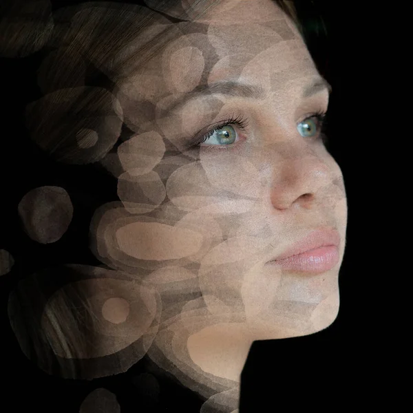 Pintografía. Un retrato de una mujer combinado con círculos dibujados a mano de diferentes tamaños —  Fotos de Stock