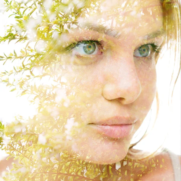 Close-up portret van een meisje met blauwe ogen gecombineerd met foto van de natuur — Stockfoto