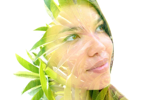 Un retrato de una mujer joven combinado con una fotografía de una hermosa planta —  Fotos de Stock