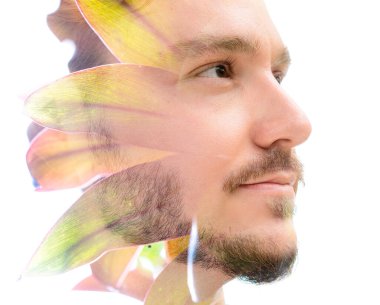 Egzotik yapraklarla harmanlanmış genç bir adamın portresi.