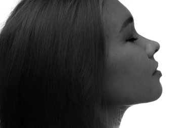 Monokromatik portreyi dramatik bir şekilde kapat