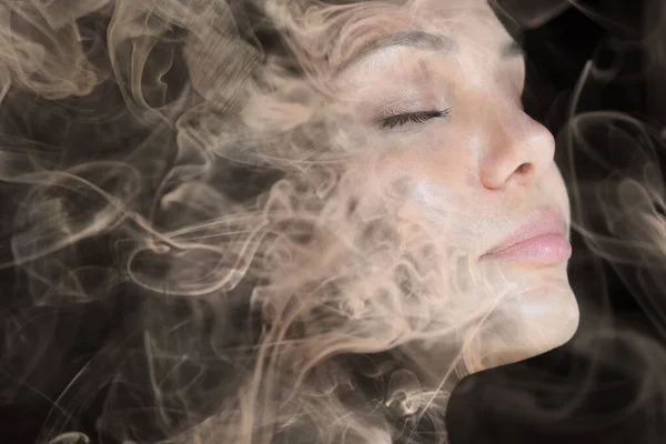 Мечтательное чувство, созданное вихрями дыма — стоковое фото