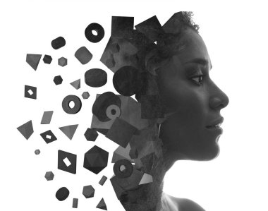 Geometrik şekillerle birleştirilmiş siyah beyaz bir kadın portresi.