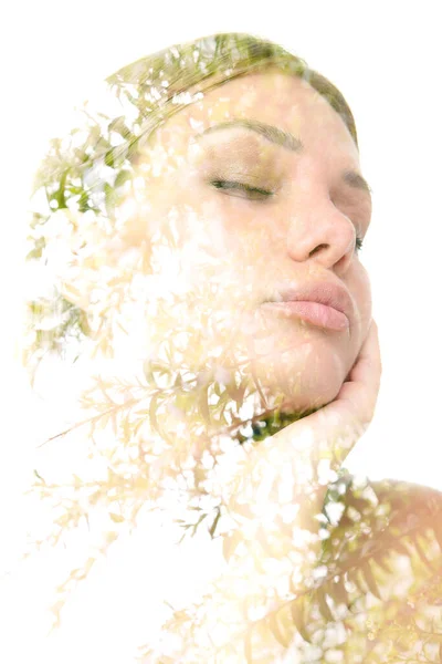 Fotografía de la naturaleza combinada con un hermoso retrato de una mujer —  Fotos de Stock