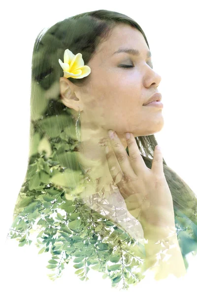 잎사귀와 함께 머리 속에 꽃이 들어 있는 여자의 모습. — 스톡 사진