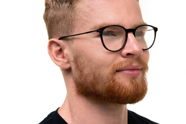 Um retrato de um jovem atraente com óculos em um fundo branco. — Fotografia de Stock