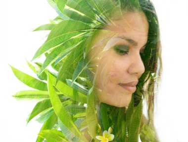 Yapılı ol. Genç bir bayanın profil portresi. Çift pozlama tekniği.