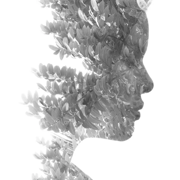 Czarno-biały portret kobiety połączony z obrazem natury. — Zdjęcie stockowe