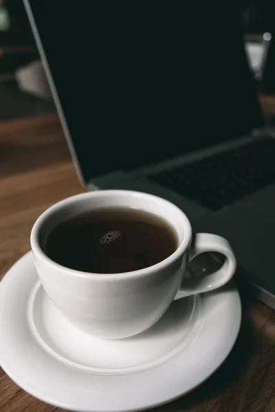 紅茶とノート パソコン — ストック写真