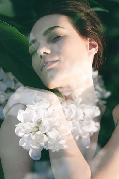 Frau mit Blumen — Stockfoto