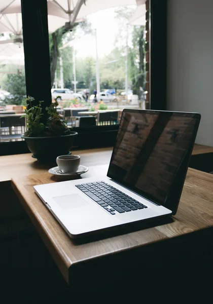 Xícara de chá e laptop — Fotografia de Stock