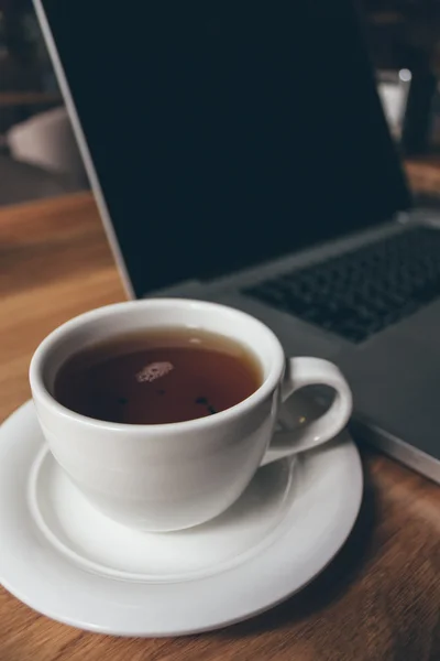 Tazza di tè e laptop — Foto Stock