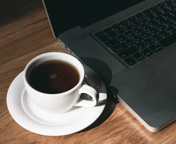 Tasse Tee und Laptop — Stockfoto