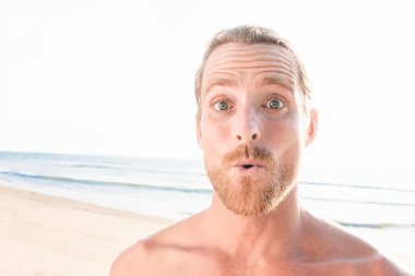 şaşırmış yakışıklı adam