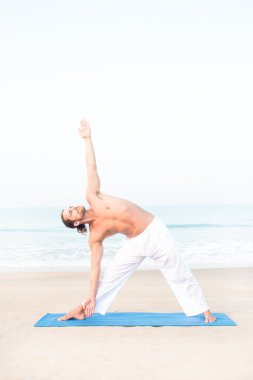Yoga yapmak adam
