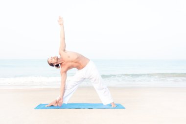 Yoga yapmak adam