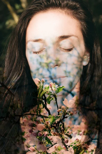 结合苹果树花的女人 — 图库照片