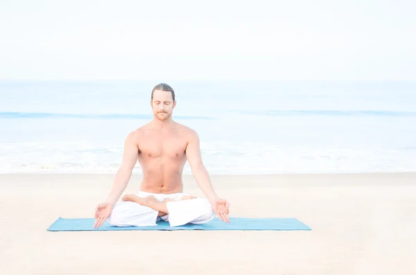 Ajuste o homem meditando — Fotografia de Stock