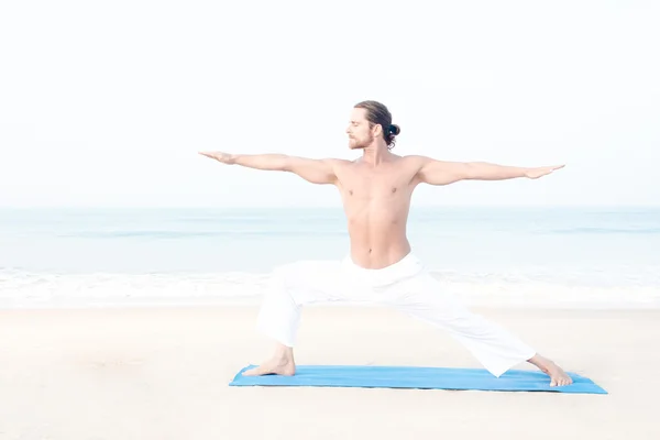 Людина, що здійснює йога — стокове фото