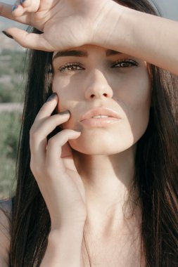 Baştan çıkarıcı şehvetli genç kadın