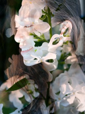 Bayan çiçekler ile kombine