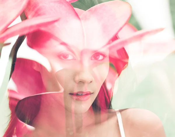 Vrouw gecombineerd met bloemen — Stockfoto