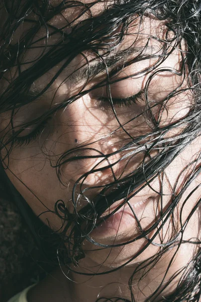 Femme aux cheveux mouillés — Photo