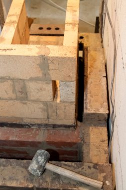 Kır evindeki köpük bloklardan inşa edilen ateşe dayanıklı malzemeden inşa edilen sauna sobası.