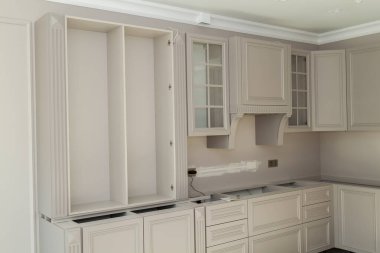 Montaj sırasında yeni zarif köşe mutfağı manzarası