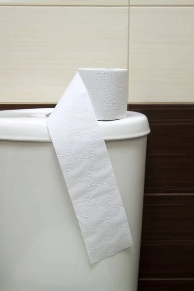 Papel Higiênico Fechamento Tanque Banheiro Branco — Fotografia de Stock