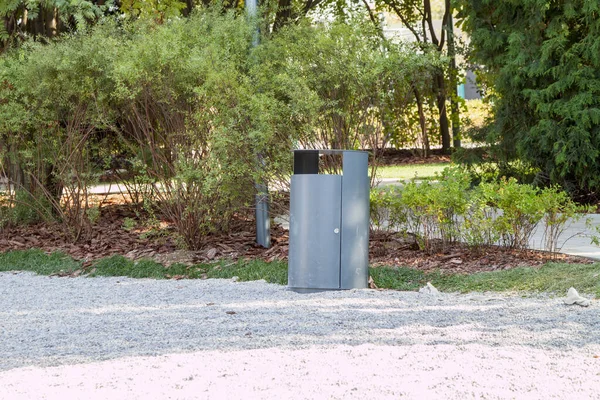 Grey Minimalist Garbage Can Mulched Landscape Park — Stock Photo, Image