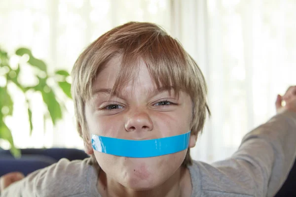 Ağzı Bantlanmış Kızgın Bir Çocuk Susturulmuş Çocuk Konsepti — Stok fotoğraf