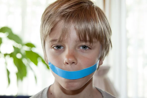 Muchacho Tranquilo Con Boca Cerrada Concepto Niño Silenciado —  Fotos de Stock