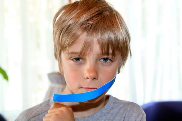 Çocuk Yüzünden Mavi Bant Çıkartıyor Çocuk Ağzı Bantla Kapatılmış Çocuk — Stok fotoğraf