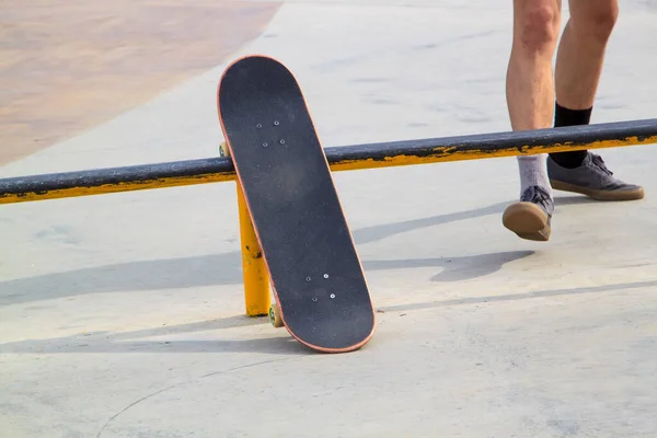 남자가 스케이트 공원에서 속임수를 경사로에 매달려 스케이트보드로 갑니다 — 스톡 사진