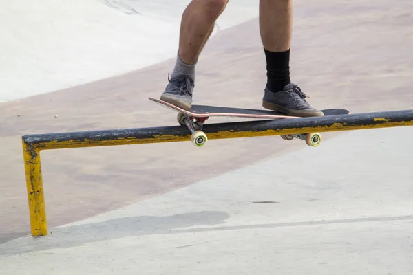 Jinete Las Diapositivas Skate Largo Del Borde Rampa Metal Parque — Foto de Stock