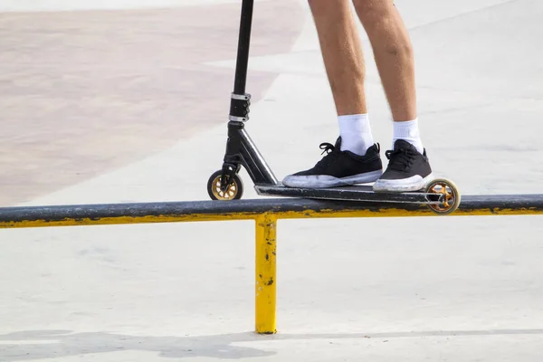 스케이트 공원의 가장자리를 스턴트 스쿠터를 — 스톡 사진