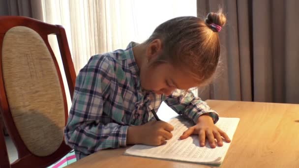 Kleines Mädchen Macht Hausaufgaben Sitzt Tisch Und Lernt Hause — Stockvideo