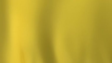 Yavaşça dalgalanan sarı boş saten malzeme yakın çekim