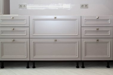 Kurulum sırasında kapısı olan yeni alt mutfak çekmecelerinin görüntüsü