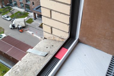 Boş pencere açılıyor ve izolasyona hazırlanmak için duvardaki gelgit azalıyor.