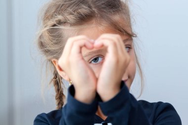 Sevimli el hareketlerinin portresi, tatlı değerli çocuk vücut dili, aşk, pozitif duygu ve duygu üreten.