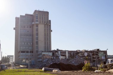 Yıkım süreci, yolun genişlemesi ve harap olması nedeniyle gerçekleşiyor. Yıkılmış çok katlı bina