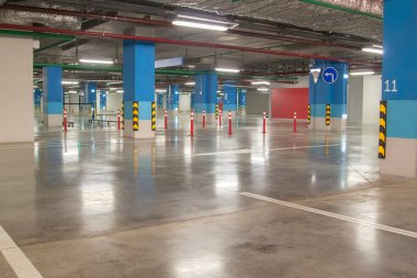 Boş bir otopark, yer altında, apartman içinde ya da süpermarkette.