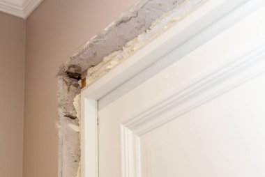 Yüklenmiş kapının köşesinin açılışını köpükle doldurarak kapat