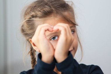 Sevimli el hareketlerinin portresi, tatlı değerli çocuk vücut dili, aşk, pozitif duygu ve duygu üreten.