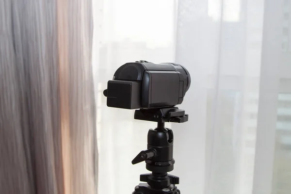 Câmera Vídeo Tripé Destinado Janela Para Espionar Moradores Casa Frente — Fotografia de Stock