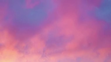 Günbatımı zaman aşımı, doğa akşam vakti. Güzel gün batımı, hızlandırılmış zaman. Doğal renkler. Akşam gökyüzü