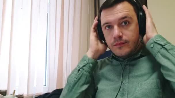 Mann Setzt Kopfhörer Auf Hört Gesprächspartner Und Nickt Mann Blickt — Stockvideo