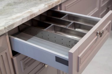 Modern mutfakta çatal bıçak takımı için mermer tezgahlı açık mutfak çekmecesi.